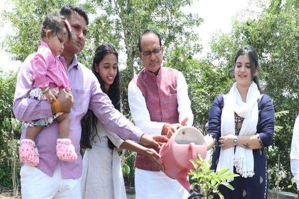 मुख्यमंत्री श्री चौहान के साथ बेटियों के जन्म-दिवस पर परिवारजन ने लगाए पौधे