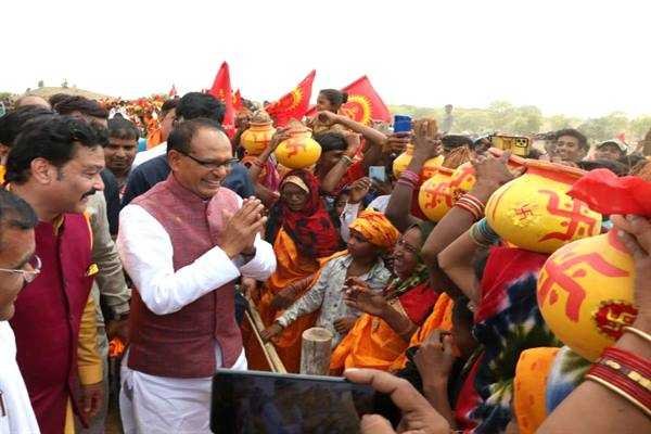 मुख्यमंत्री श्री चौहान से कटनी के बंजारी हेलीपेड पर मिली लाड़ली बहनें