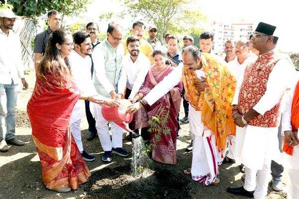 मुख्यमंत्री श्री चौहान के साथ नियमित पौध-रोपण में शामिल हुए पंडित प्रदीप मिश्रा