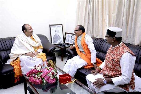 मुख्यमंत्री श्री चौहान ने प्रख्यात कथा-वाचक पंडित प्रदीप मिश्रा से लिया आशीर्वाद