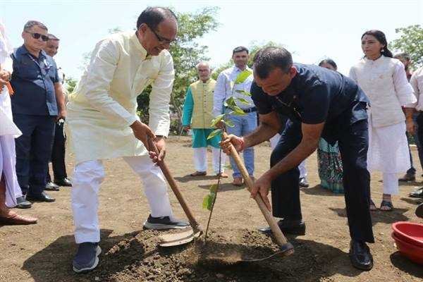 मुख्यमंत्री श्री चौहान ने अपने वाहन चालक सहित पर्यावरण प्रेमी नागरिकों के साथ किया पौध-रोपण