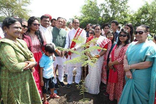 मुख्यमंत्री श्री चौहान ने पीपल, गुलमोहर और कचनार के पौधे लगाए