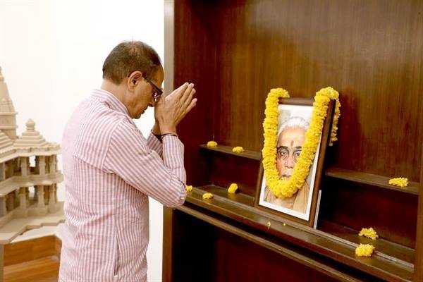 मुख्यमंत्री श्री चौहान ने श्रद्धेय बाला साहब देवरस की पुण्य-तिथि पर किया नमन