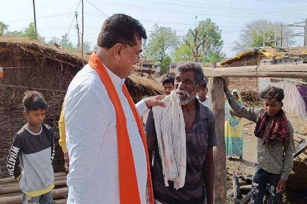 कृषि मंत्री श्री पटेल अग्नि दुर्घटना प्रभावित परिवारों से मिले