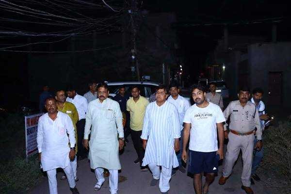 ऊर्जा मंत्री श्री तोमर ने ग्वालियर में देर रात भ्रमण कर विद्युत आपूर्ति की हकीकत देखी