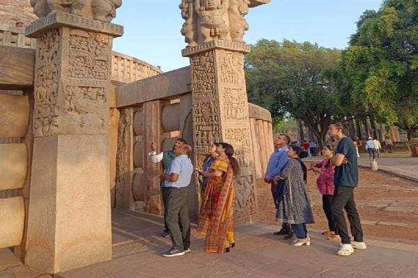 जी-20 देशों के प्रतिनिधि साँची में बौद्ध स्तूप देख हुए अभिभूत