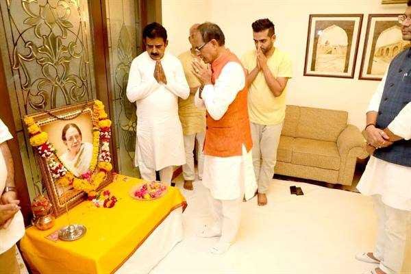 मुख्यमंत्री श्री चौहान ने इंदौर में सांसद के निवास पहुँच कर शोक व्यक्त किया