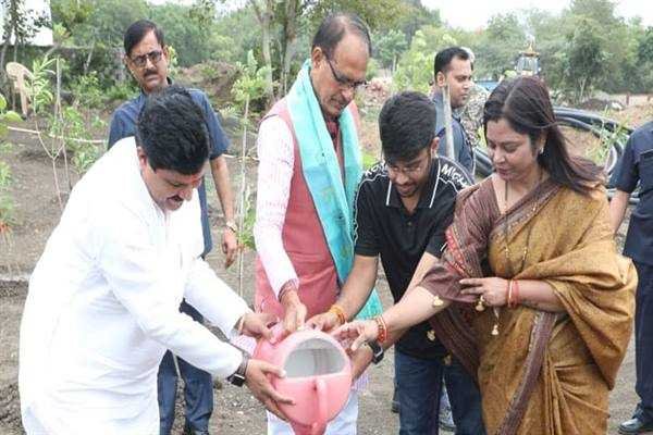मुख्यमंत्री श्री चौहान के साथ पौधे लगाकर मनाया जन्म-दिन