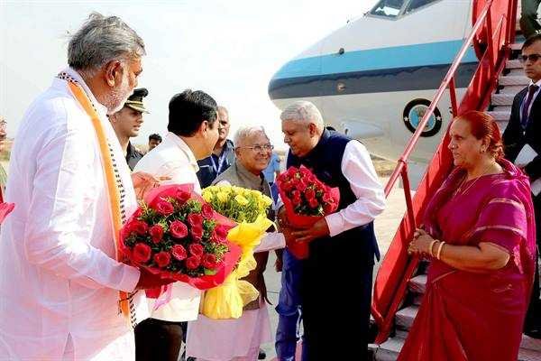 उप राष्ट्रपति  धनखड़ का जबलपुर के डुमना विमानतल पर भव्य स्वागत