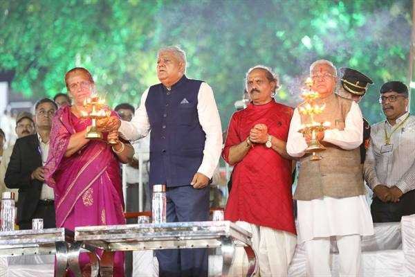 उप राष्ट्रपति माँ नर्मदा की भव्य आरती में हुए भाव-विभोर
