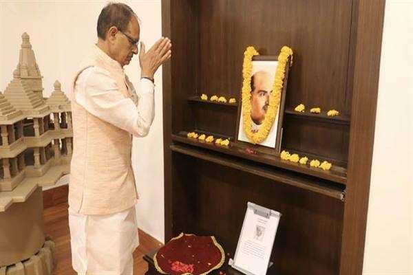 मुख्यमंत्री श्री चौहान ने डॉ. श्यामा प्रसाद मुखर्जी की पुण्य-तिथि पर किया नमन