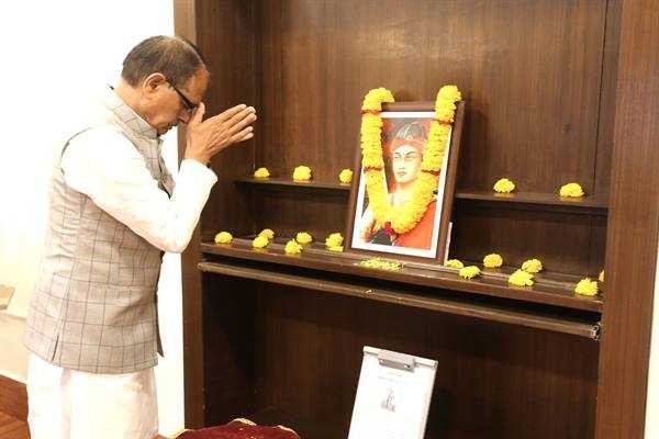 वीरांगना रानी दुर्गावती के बलिदान दिवस पर हम जनता को सुशासन देने और देश पर सर्वस्व न्यौछावर करने का संकल्प लेते हैं