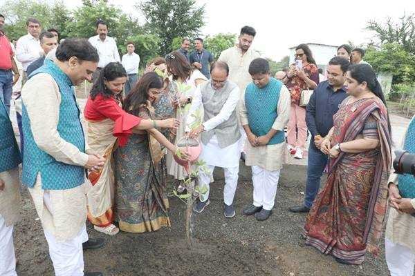 मुख्यमंत्री श्री चौहान ने लगाए नीम, बादाम और जामुन के पौधे