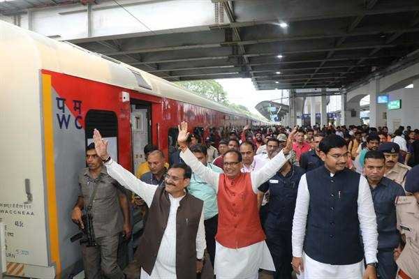 मुख्यमंत्री श्री चौहान की आत्मीयता से अभिभूत हुए कार्यकर्ता
