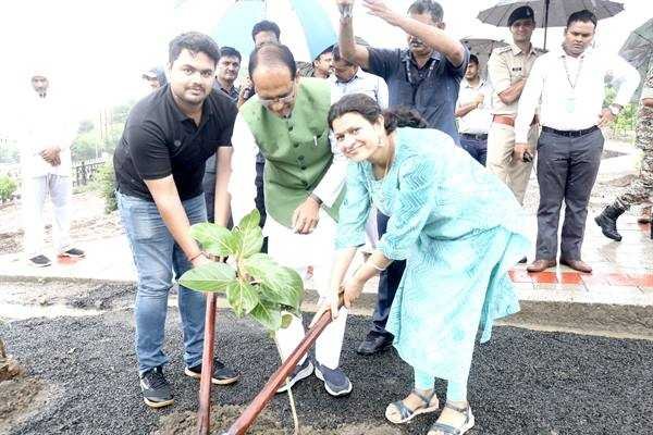 मुख्यमंत्री श्री चौहान ने आंवला, करंज और बरगद के पौधे रोपे
