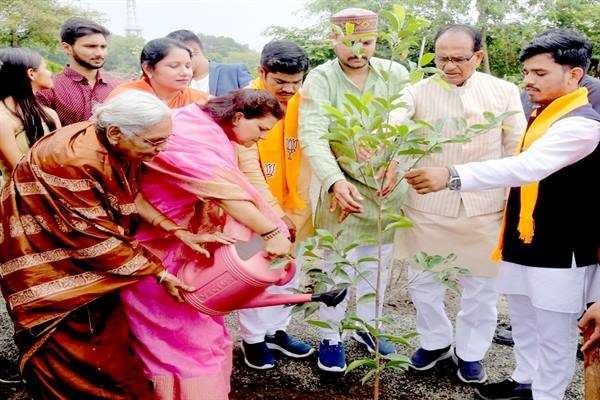 मुख्यमंत्री श्री चौहान ने बरगद, कचनार और मौलश्री के पौधे रोपे