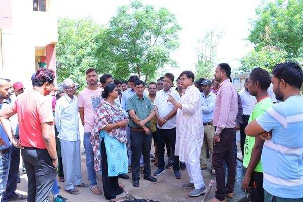 ऊर्जा मंत्री श्री तोमर ने ग्वालियर के वार्ड 8 और 1 में निरीक्षण कर दिए निर्देश