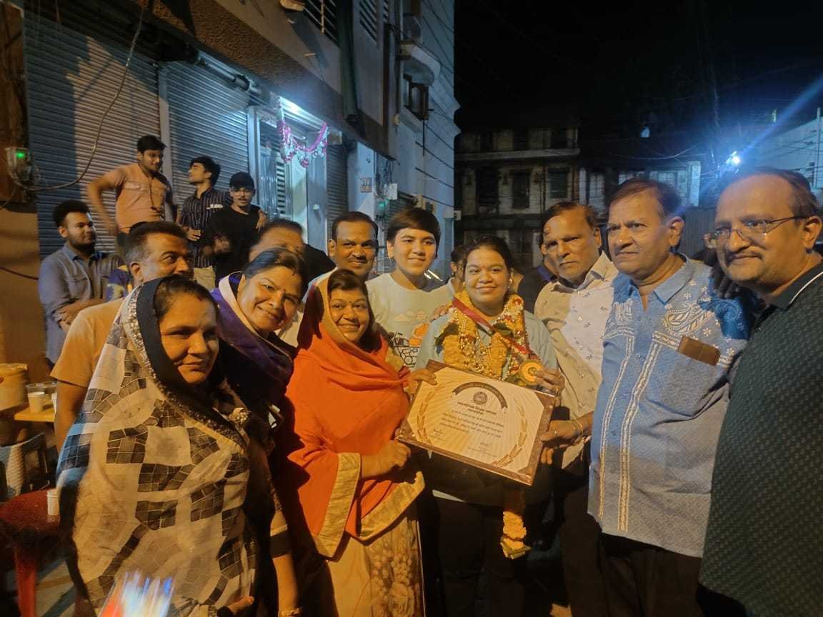 मुख्यमंत्री से सम्मानित होने के पश्चात खंडवा पहुंची अनि जैन का परिवार व समाज जनों ने किया जोरदार स्वागत