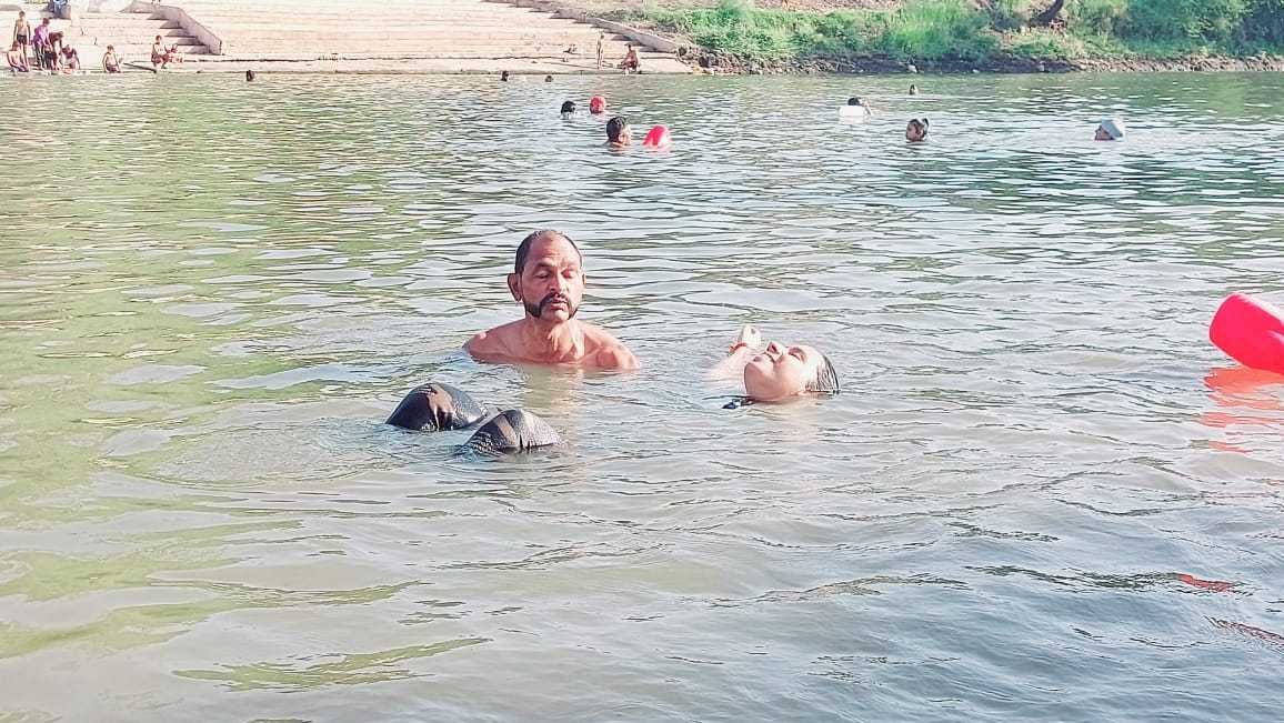 पानी के ऊपर लेटा रहता है 50 साल का ये शख्स युवाओं को देता है प्रेरणा