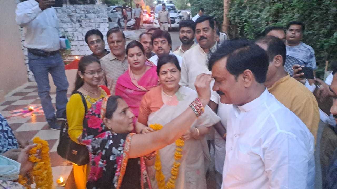 प्रभारी मंत्री उषा ठाकुर ने वार्ड में पहुंचकर लाडली बहना के  प्रमाण पत्र बहनों की आरती उतारकर बाटे