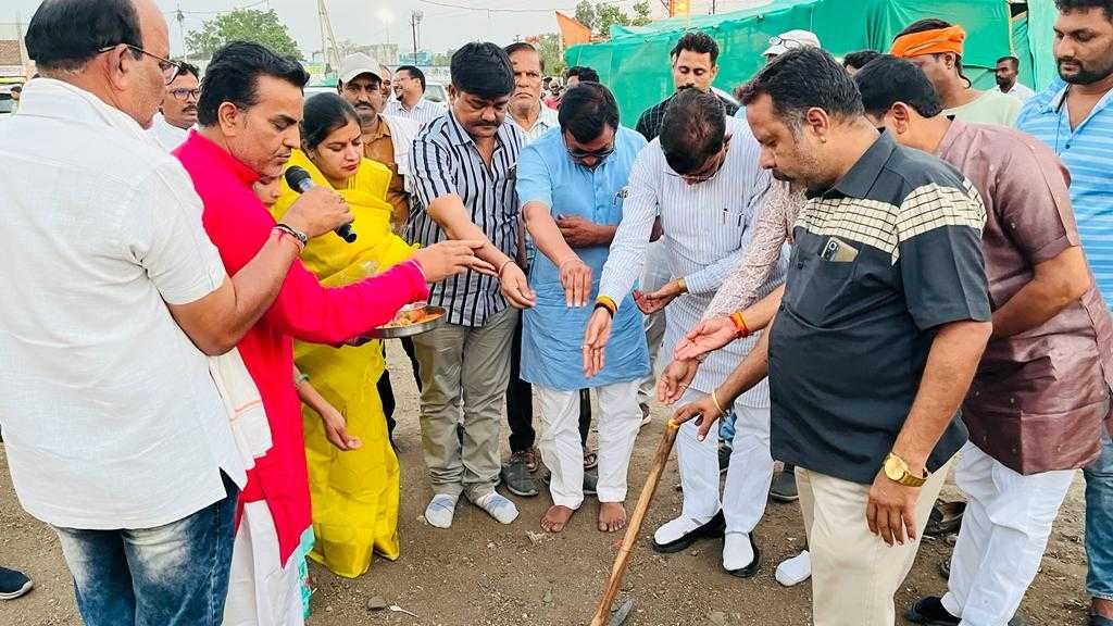 करोड़ो की लागत से बनने वाली दो डामरीकरण सड़क निर्माण का किया भूमिपूजन सांसद महापौर ने