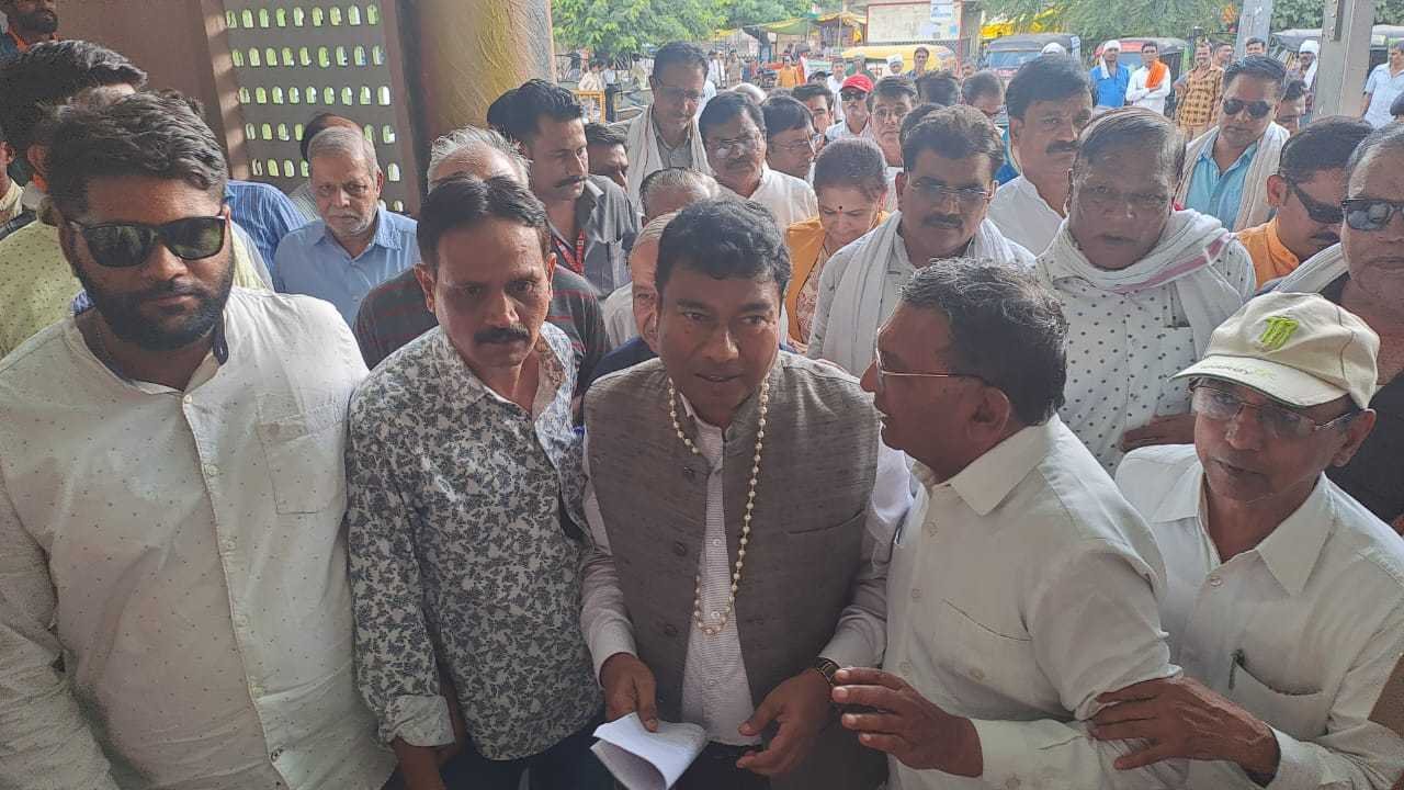 बीड खंडवा सनावद मेमू ट्रेन चलाने तथा नागपुर भुसावल पुन:शुरू करने की मांग रखी
