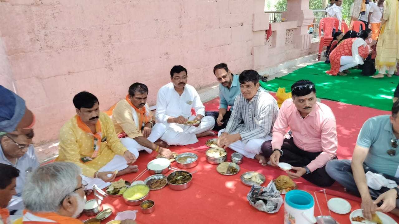पार्टी कार्यकर्ताओं में समरसता और परिवार की भावना को लेकर भीमकुंड पर टिफिन पार्टी का हुआ आयोजन
