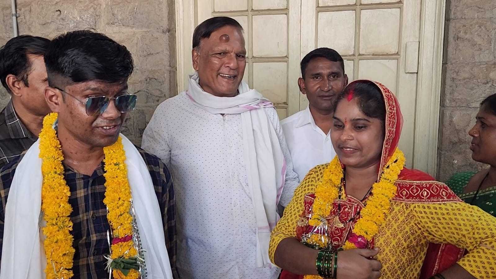 कलेक्टर की जनसुनवाई में पहुंचे खास दूल्हा- दुल्हन… लिया कलेक्टर का आशीर्वाद…सरकारी योजना में मिले कोई लाभ मदद की लगाई गुहार.