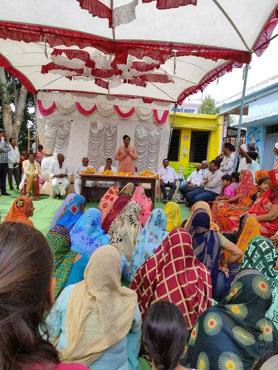 मुख्यमंत्री आवासीय भू अधिकार योजना अंतर्गत ग्रामीण क्षेत्रों में विधायक ने बांटे पट्टे