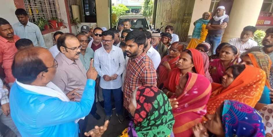पानी की समस्याओं लेकर महिलाओं ने घेरा निगमायुक्त कार्यालय
