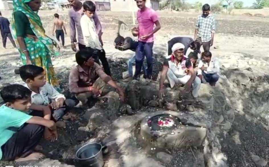 कुएं की खोदाई में निकला प्राचीन शिवलिंग, दर्शन को उमड़े ग्रामीण