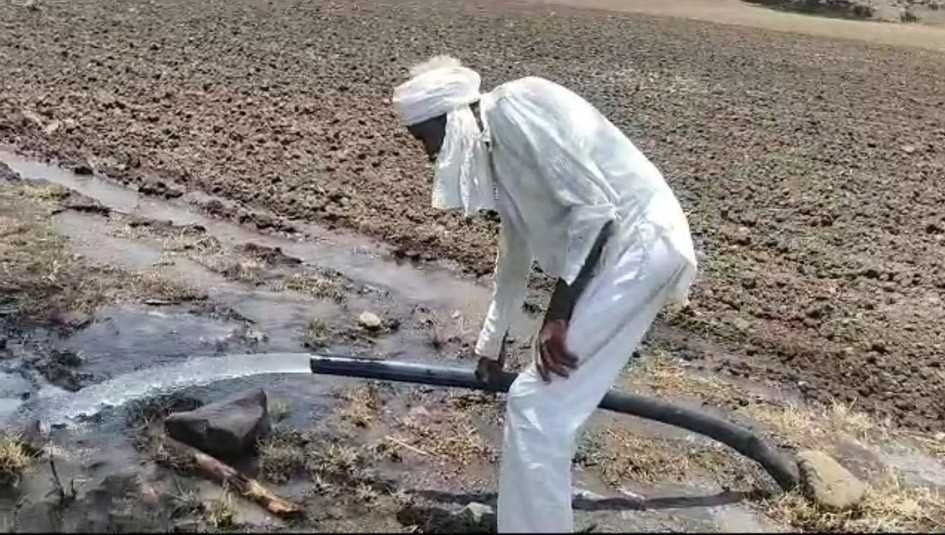 छैगांवमाखन लिफ्ट इरिगेशन से छोड़ा पानी खेतों में पहुंचा