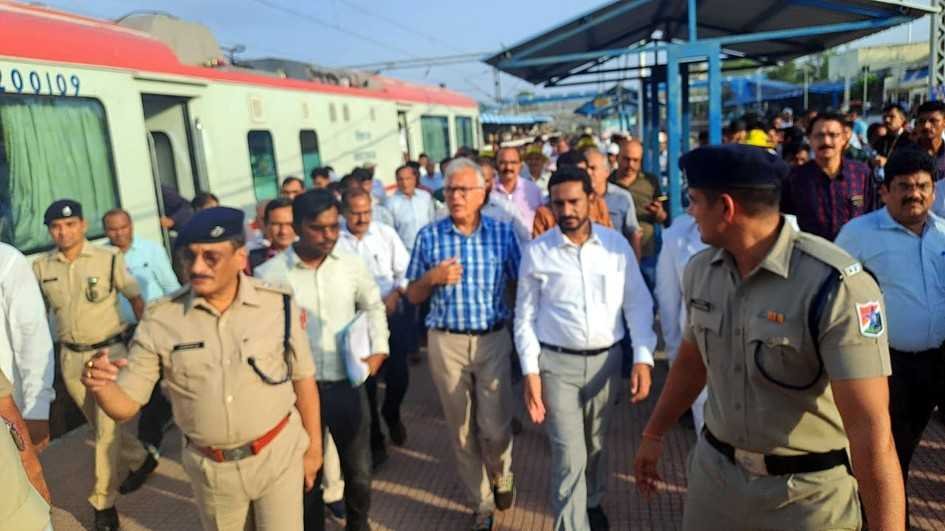 जीएम का खंडवा स्टेशन पर औचक निरीक्षण