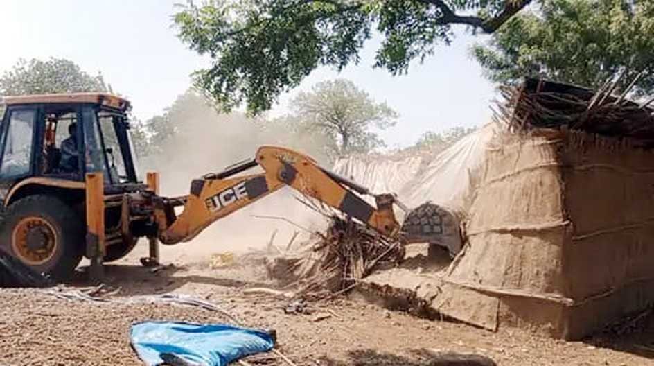 सरकार जमीन पर अतिक्रमण बनाए मकानों पर चला बुलडोजर