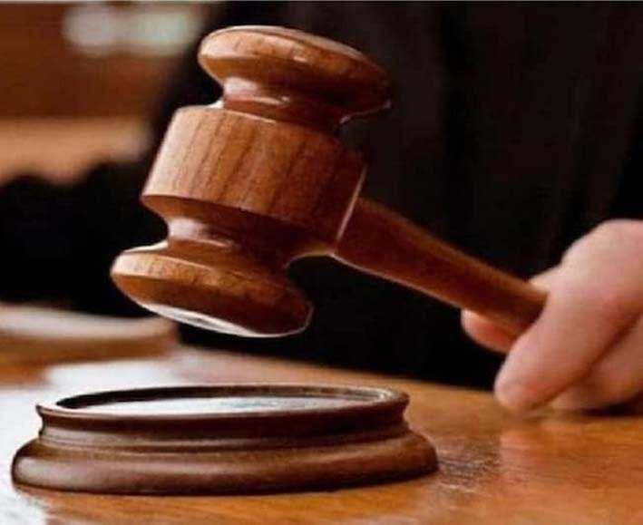 नशे में महिला का हाथ पकडऩे वाले को 2 साल की सजा