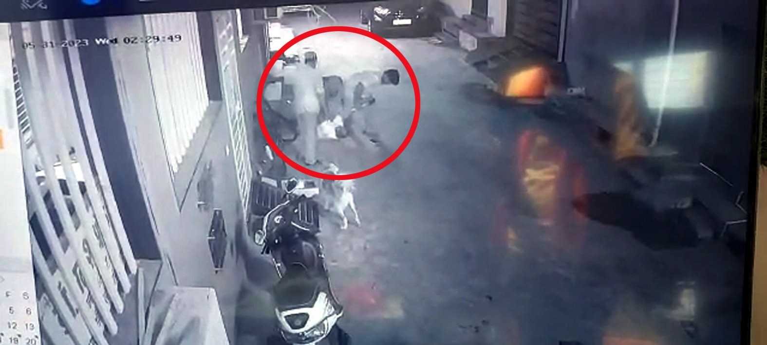 सोशल मीडिया पर बुजुर्ग सिक्यूरिटी गार्ड से मारपीट का वीडियो वायरल
