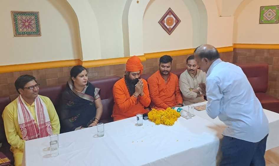 महेश्वर में निकलने वाली भगवान जगन्नाथ पुरी की रथयात्रा का आमंत्रण देने खंडवा पहुंचे महंत