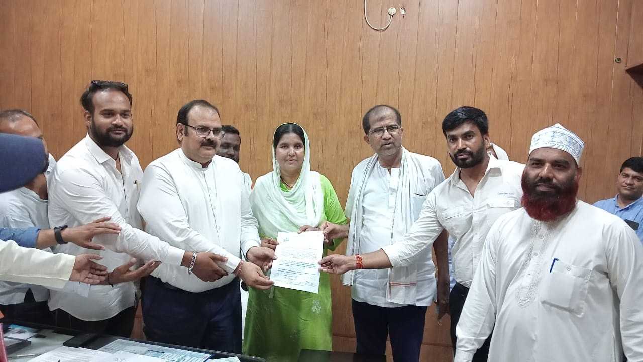नेता प्रतिपक्ष के नेतृत्व में कांग्रेस पार्षदों ने आयुक्त व निगमाध्यक्ष को सौंपा ज्ञापन