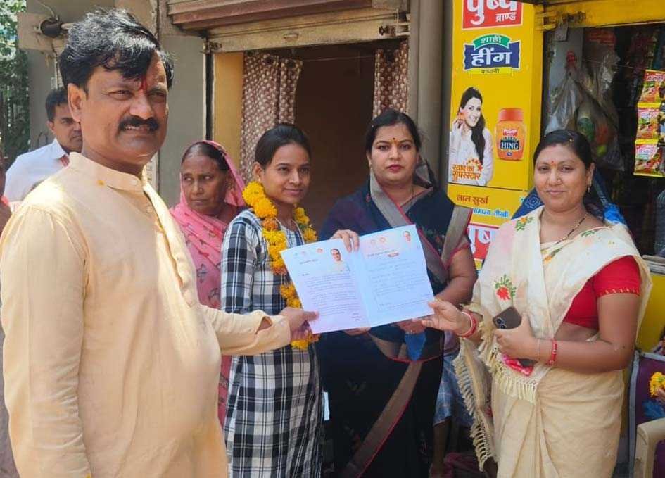 चार वार्डो की महिलाओं को वितरित किए स्वीकृति प्रमाण पत्र