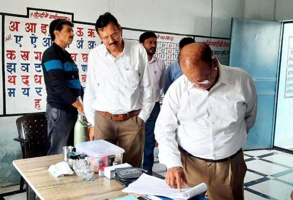 स्वास्थ्य संस्थाओं का निरीक्षण करने पहुंचे क्षेत्रीय संचालक गुप्ता