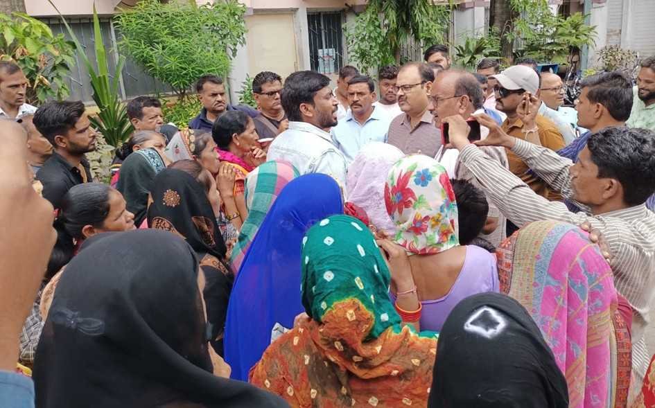 सुंदर नगर की महिलाओं ने निगम के सामने किया चक्काजाम