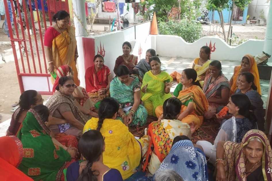 दुर्गाधाम मंदिर में एकादशी पर महिलाओं ने दी भजनों की प्रस्तुति