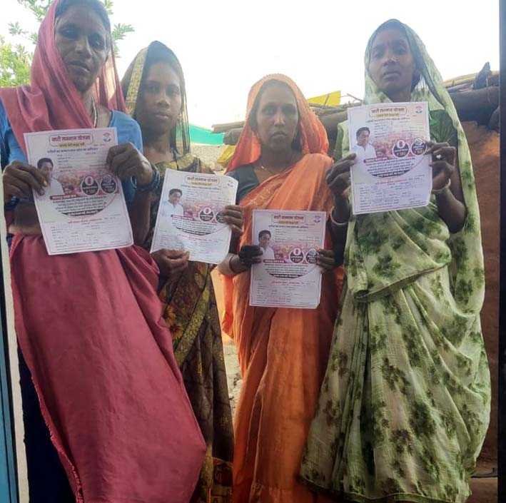 नारी सम्मान योजना फॉर्म भरने में जुटी महिलाएं