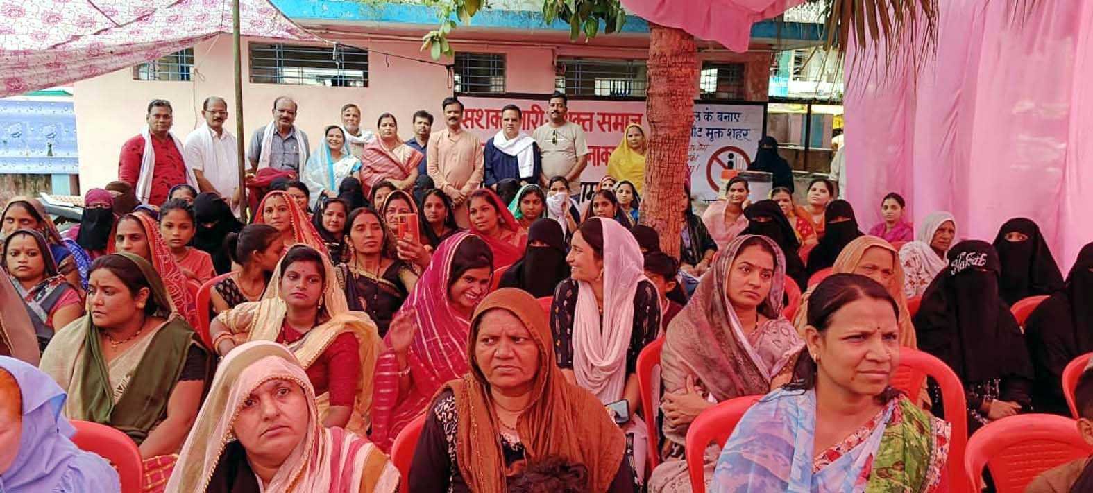 घंटाघर उद्यान में महापौर और विधायक ने बांटे स्वीकृति प्रमाण पत्र