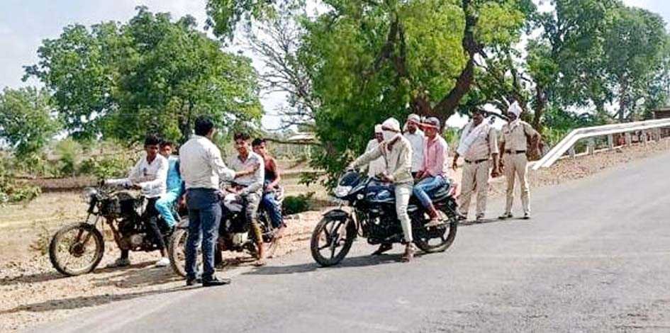 वाहनों की चेकिंग कर वसूले 8 हजार रूपए