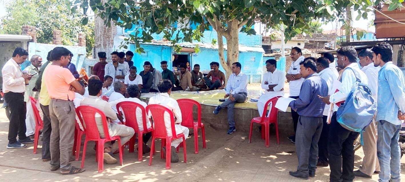 जिपं सीईओ ने ग्रामों का दौरा कर ग्रामीणों से की चर्चा