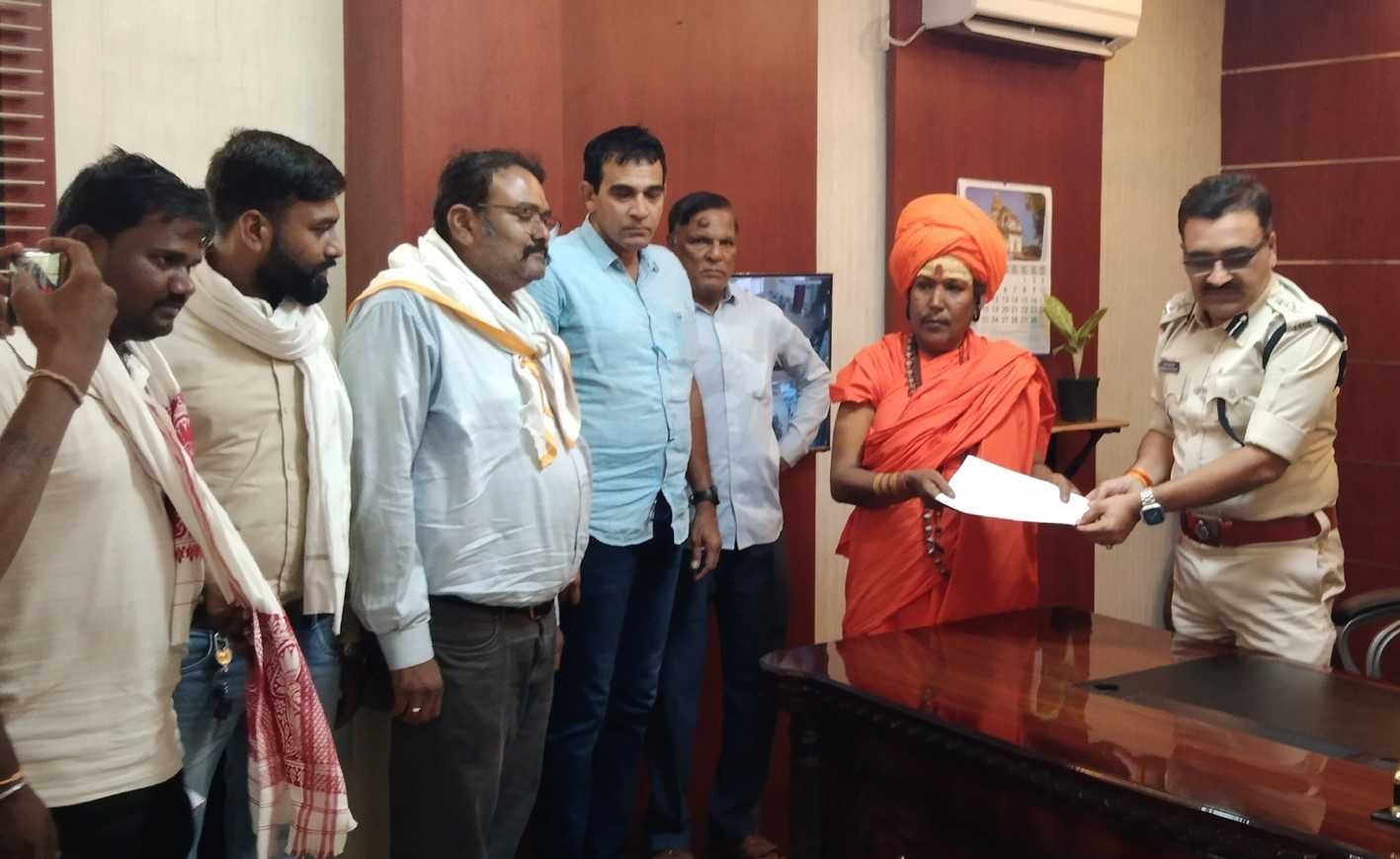 मंदिर के संत को जान से मारने की धमकी, विहिप व बजरंग दल ने सौंपा ज्ञापन