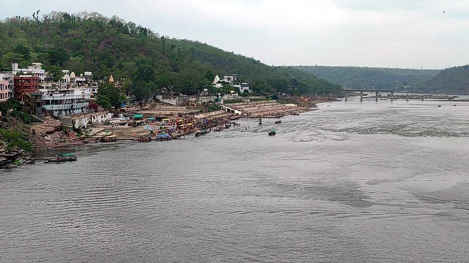हजारों भक्त पहुंच ओंकारेश्वर
