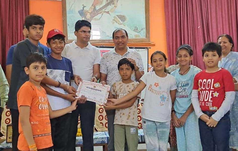 समर कैंप के समापन पर विद्यार्थियों को वितरित किए प्रमाण पत्र