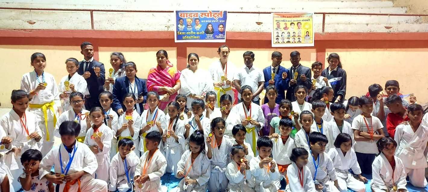जिला स्तरीय कराटे स्पर्धा में खिलाडिय़ों ने जीते मेडल